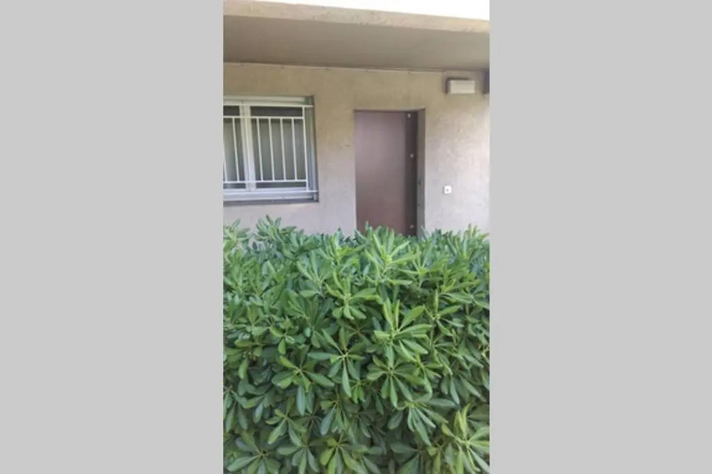Particulier loue T3 en rez de jardin à 30 mètres de la plage avec un double box