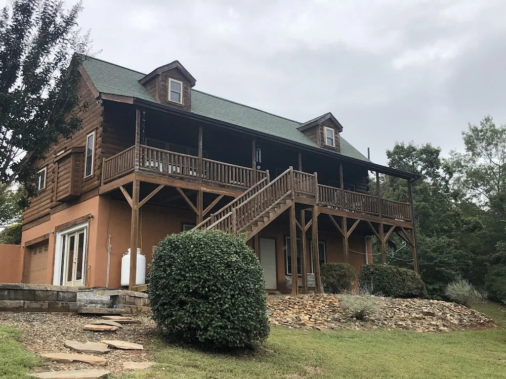 Limerick Lodge 3 Bedrooms 3.5 Bathrooms Cabin