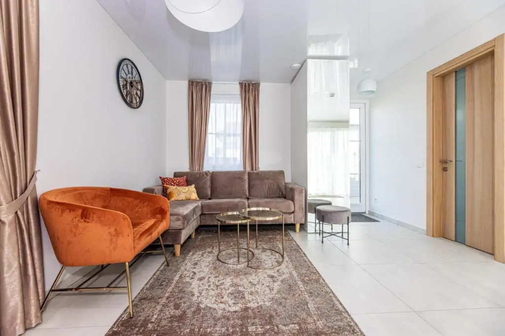Bright 2bedroom home @terrace+parking, by Cohost