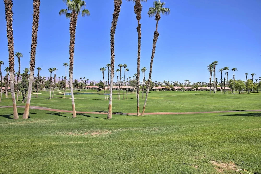 6 Mi to El Paseo: Gem w/ Pool Access!
