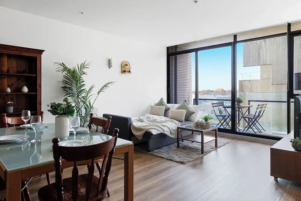 A Chic 2BR Apt Near Melbourne Uni, Free Parking