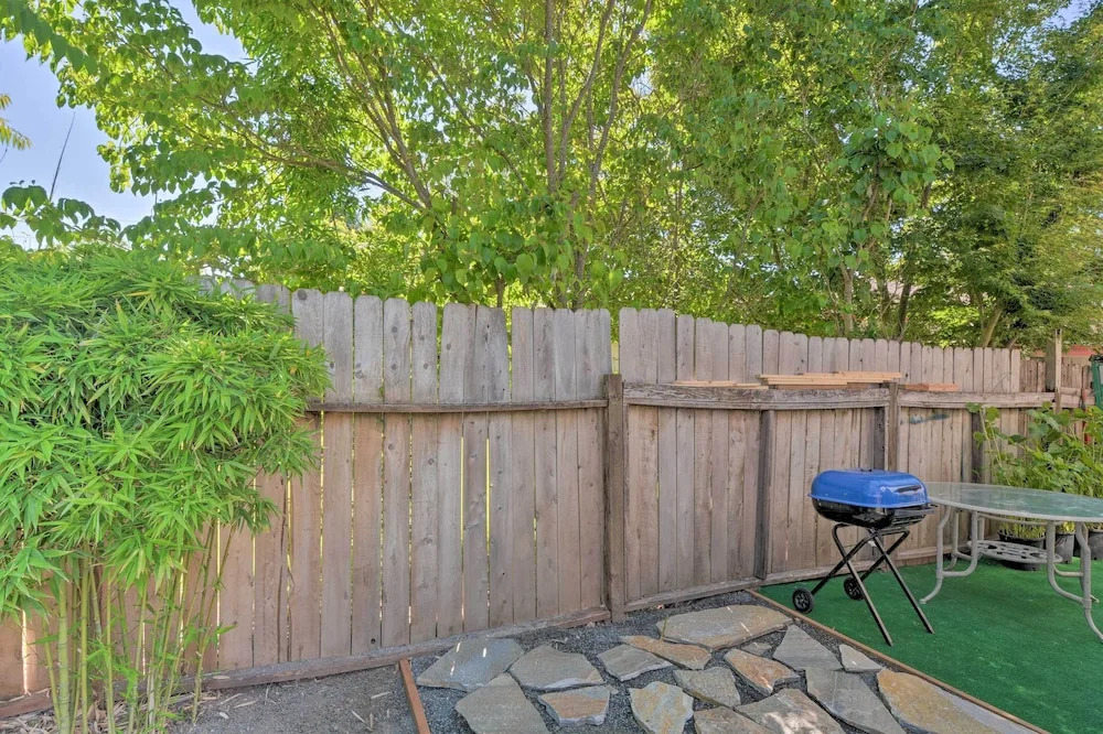 Close to Parks & Brews: Sunny Grants Pass Apt!