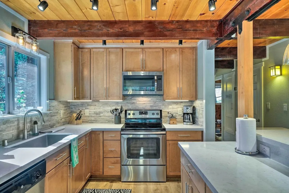 Game Room & Deck: Oso Cozy Cabin in Arnold!