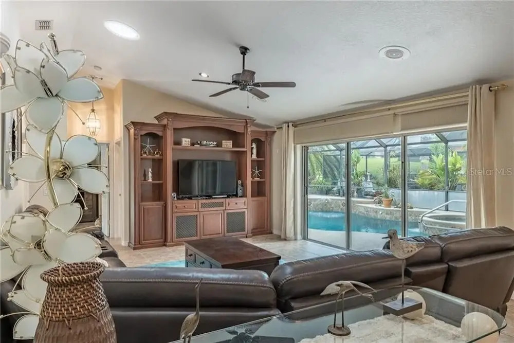 Impressive 5br, Pool, Lake, Disney 10 Minutes 5 Bedroom Home