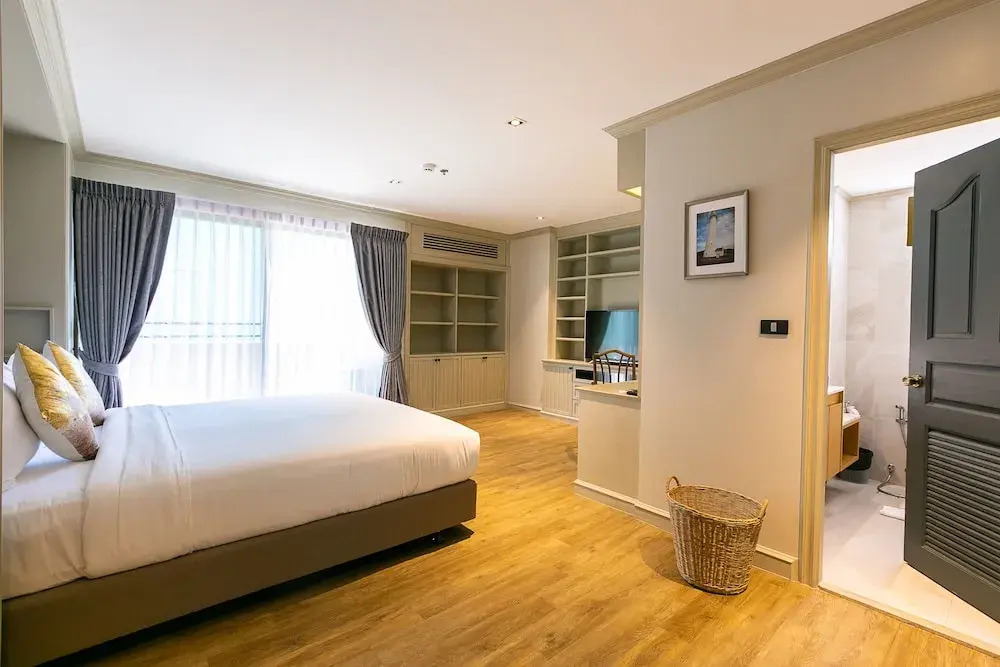 Your Private Oasis Stylish 2br With Spacious Living Room and Pool Access
