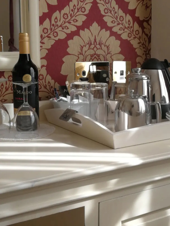 Feathers Hotel Bar and Restaurant