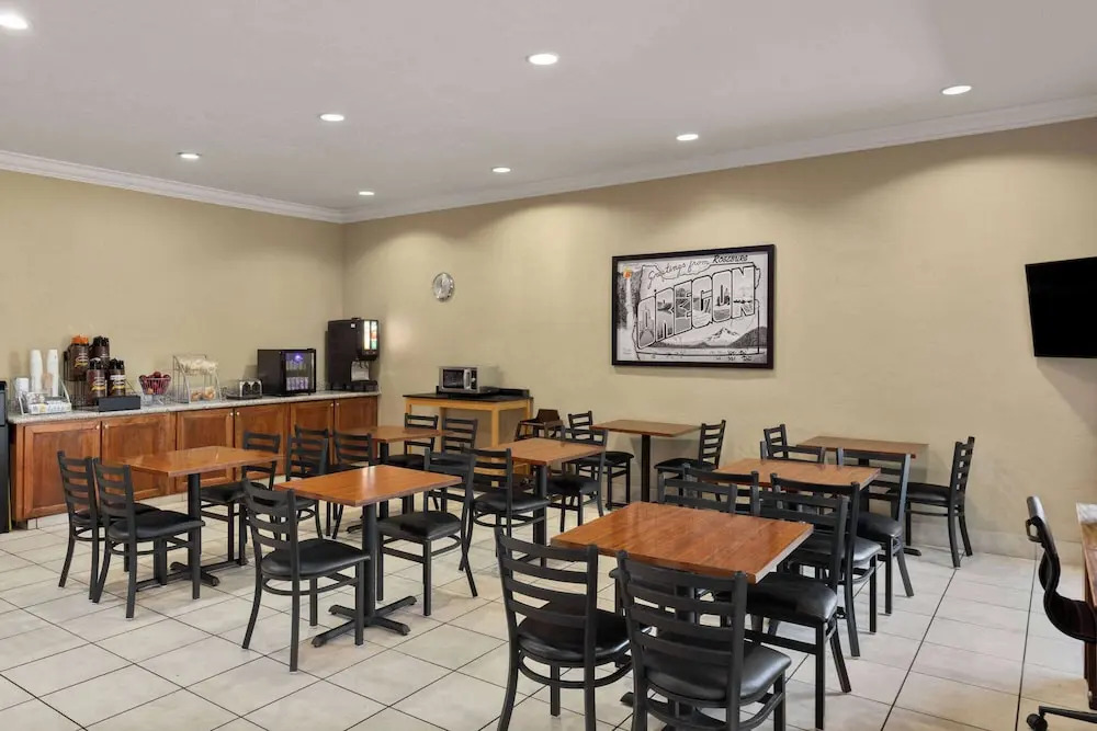 Super 8 by Wyndham Roseburg