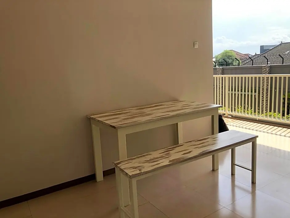 OYO Life 3093 Kost Bale Teduh