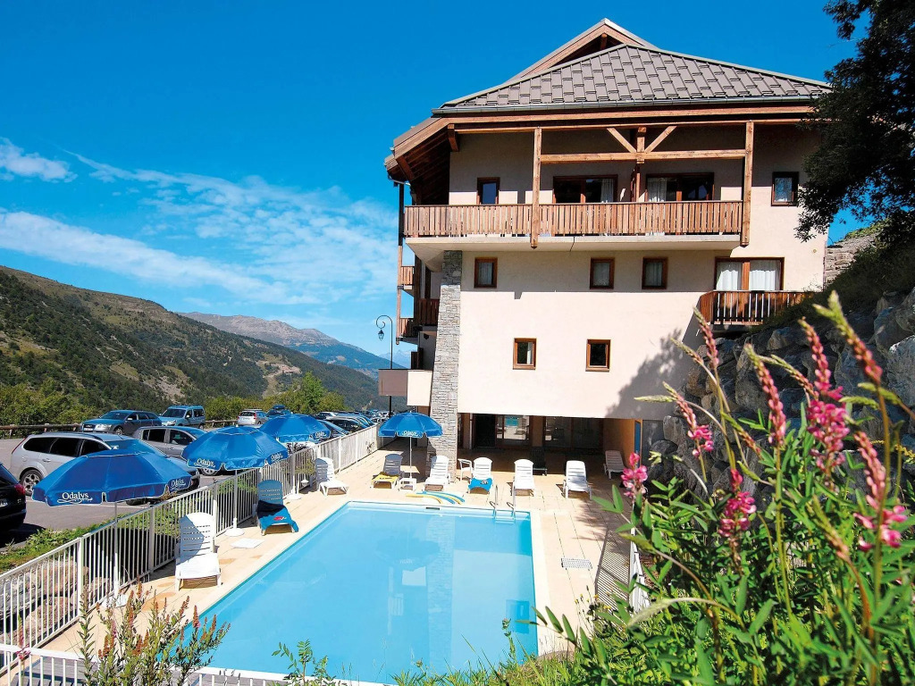 Carefully furnished apartment near the piste and Valmeinier