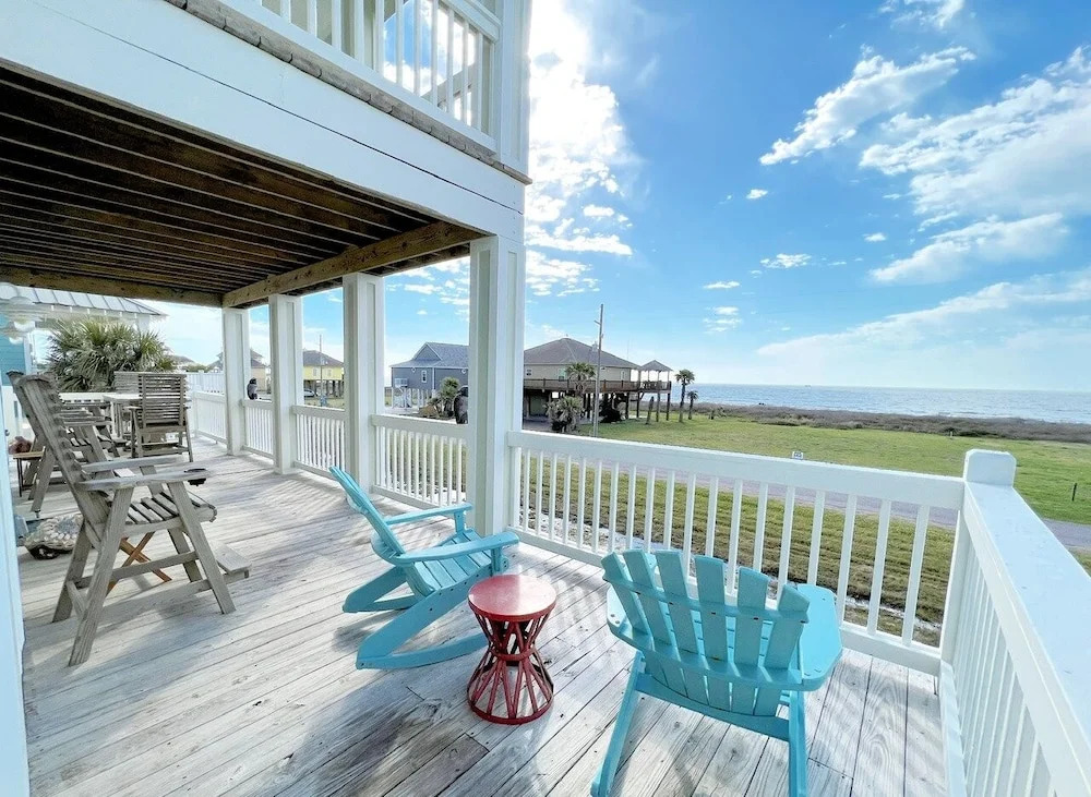 The Green Seahorse 4 Bedroom Home by RedAwning