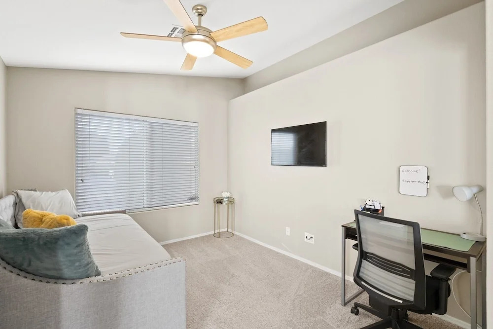 Cozy Hidden Gem - 3BR - 1Den w Backyard