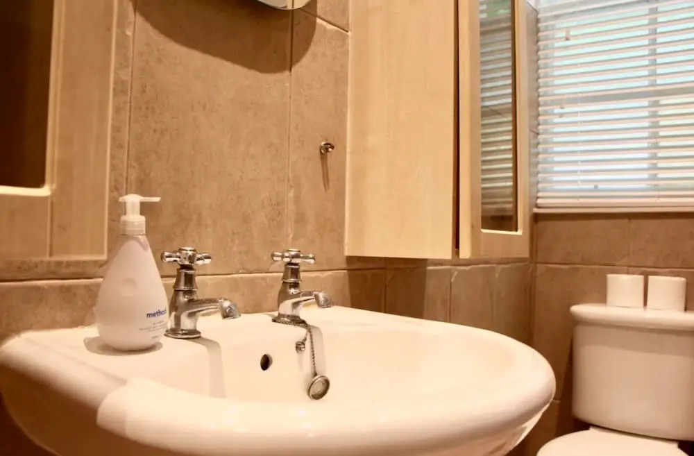 Spacious 2 Bedroom Flat Near Edinburgh New Town