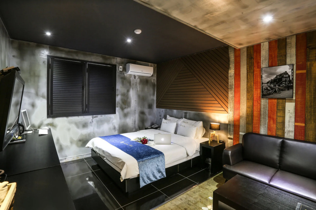 Hotel 99
