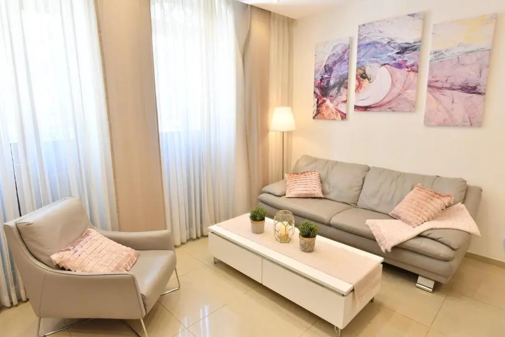 Luxury 4 br/3 bath, city center