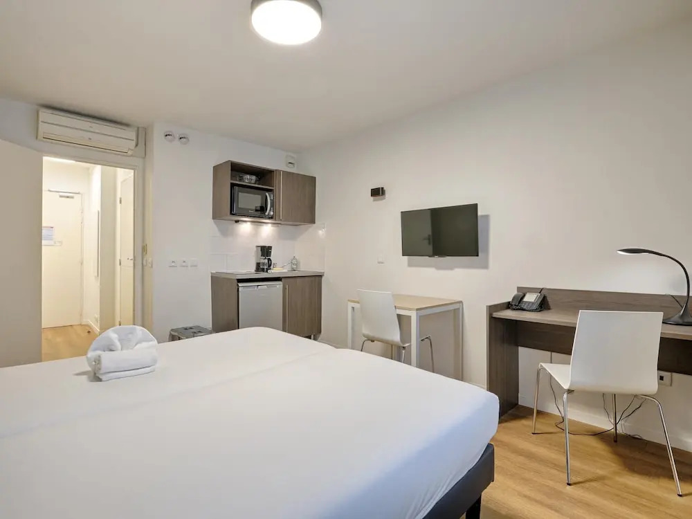 Riverside Couples Stay Near Paris