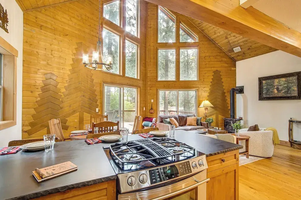 Hot Tub, Deck & Game Room: Cle Elum Cabin!