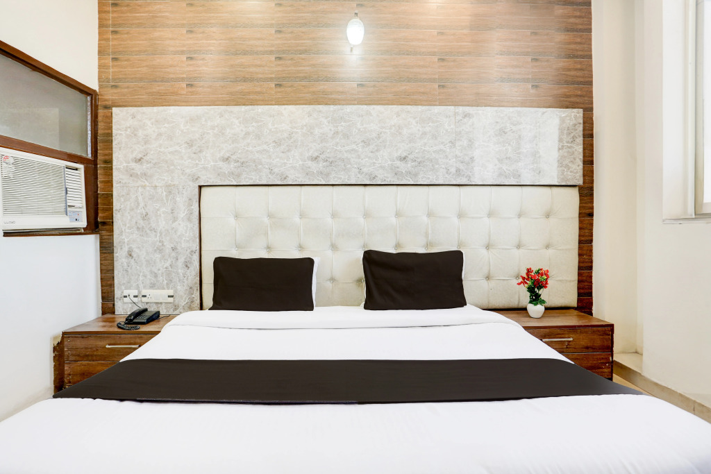 OYO 15947 Hotel Prabhat