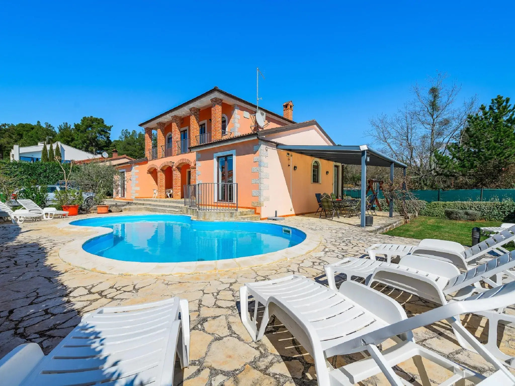 Large villa with private swimming pool and enclosed garden
