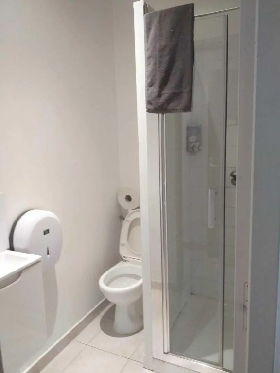Paris en train Area Studios avec salles de bain et kitchenettes privées ou chambres avec salles de bain et cuisines communes