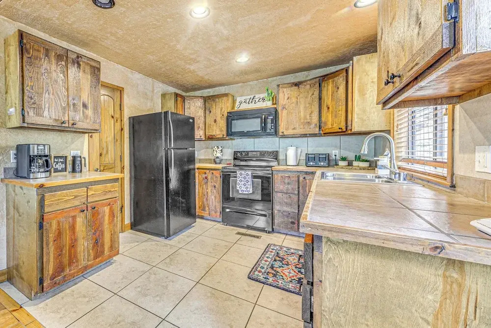 Hot Tub Haven w/ Game Room & Grill in Ruidoso!