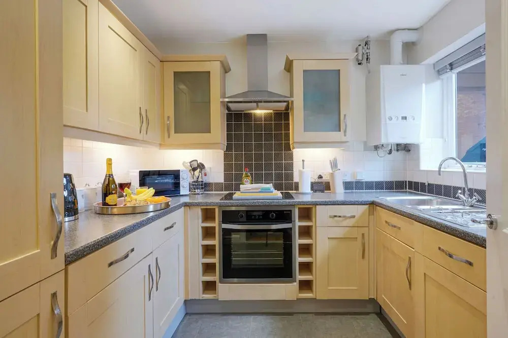 3 Bed House - Sleeps 7 - Garden - Parking - Wifi