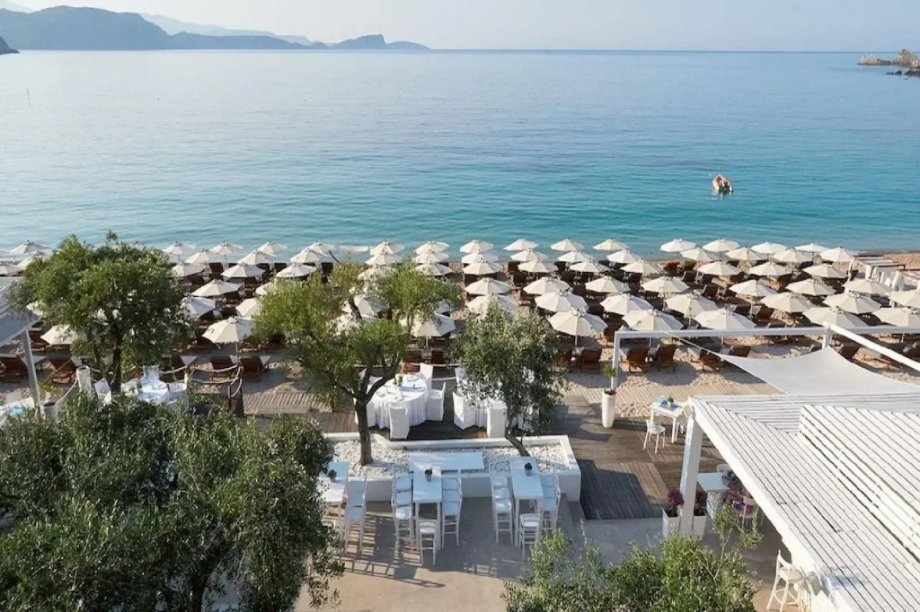 Lichnos Beach Hotel & Suites