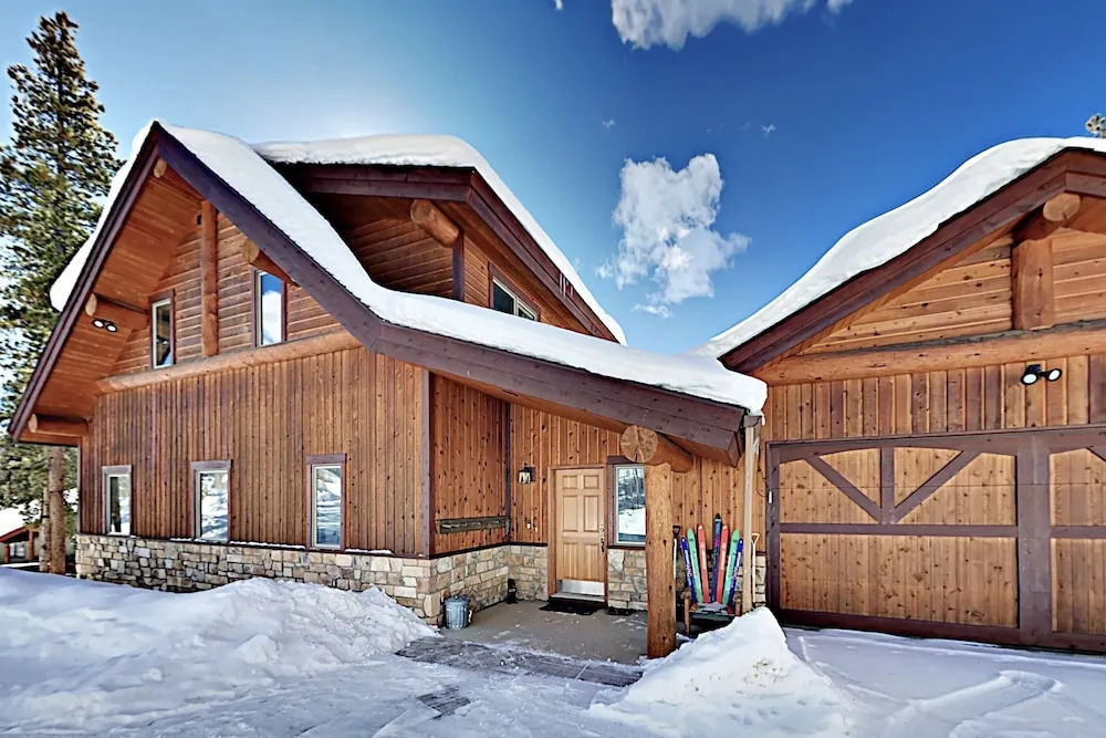 The Treehouse: 2 Living Areas & Private Hot Tub 4 Bedroom Home