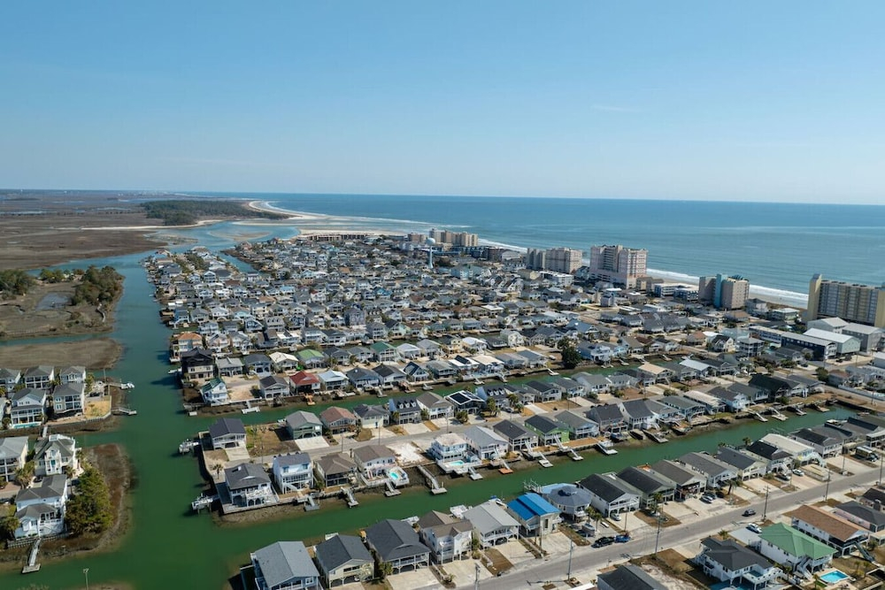 Sea La Vie Villa 3BD Beach Retreat fence yard