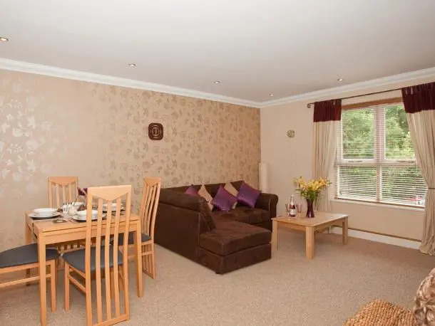 Riverbank View Three Bedroom Apartment with Free Parking