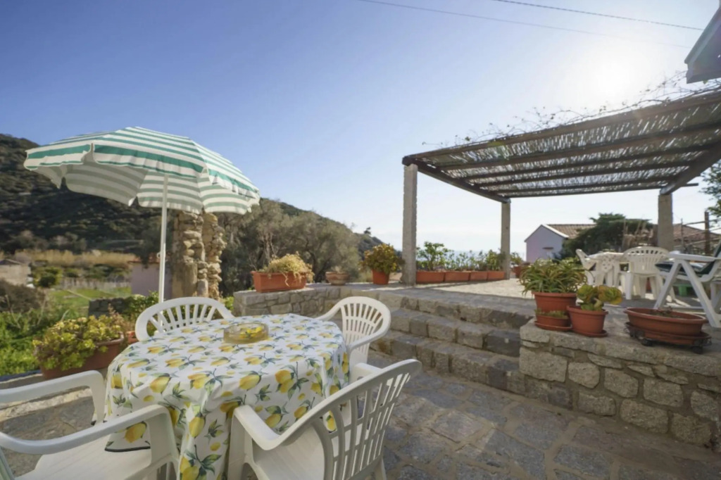 Independent cottage with sea view patio 300 meters from the beach of Pomonte-LA CASA CON PATIO A POMONTE
