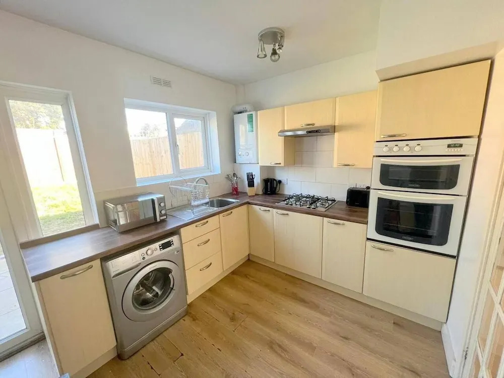 Spacious 4-bed House in Thornton Heath