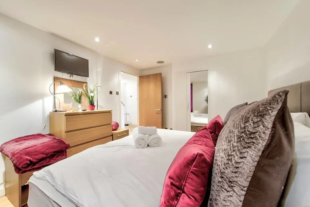 JOIVY Quiet Mews Street Apartment in the Heart of Edinburgh