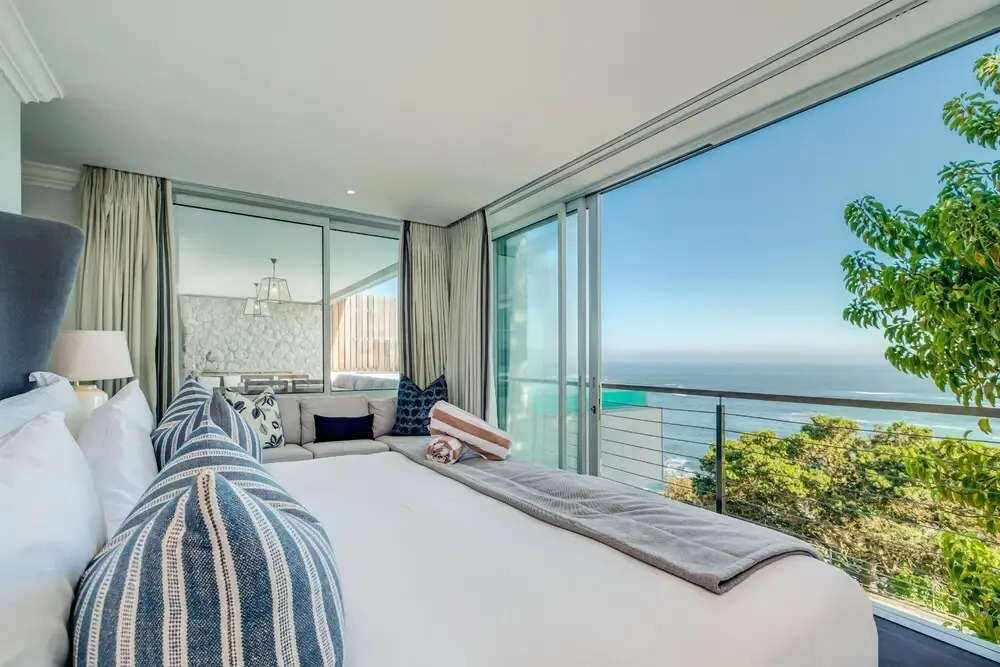 Gorgeous Camps Bay Apartment in Secure Block With Sea Views Caliche