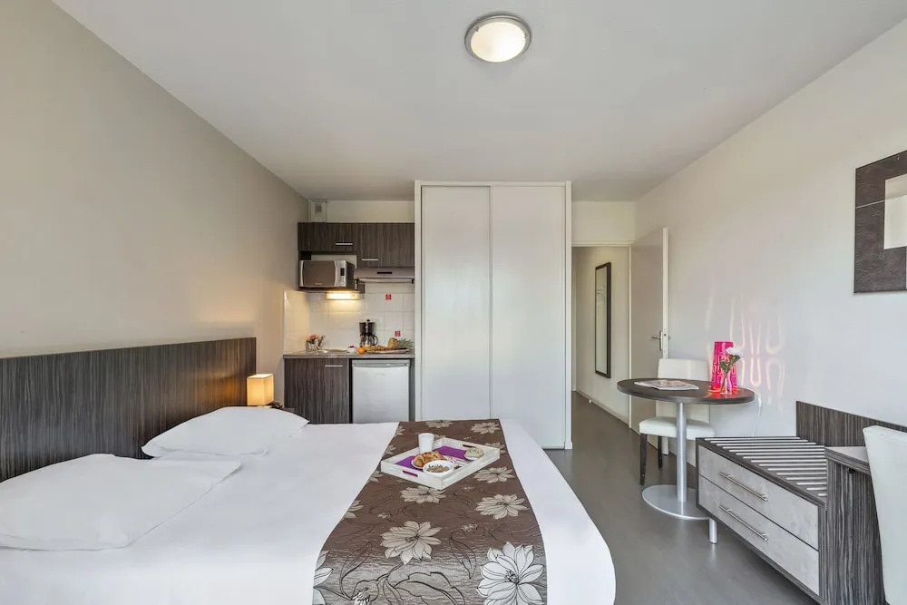 Park & Suites Confort Toulouse LHers