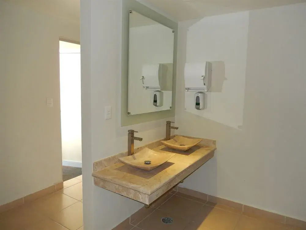 Roma, Suites & Business Center