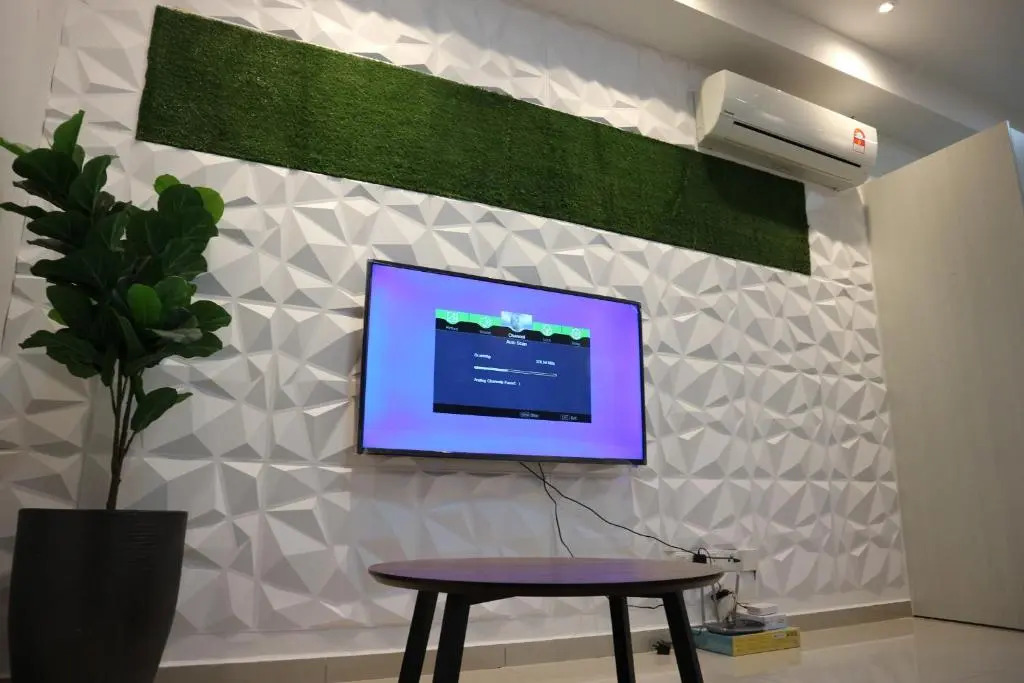 Vince's ICity designer suite central i-city with pool ,wifi free parking