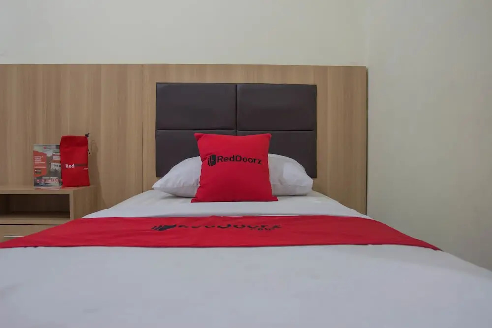 RedDoorz Plus near Trans Studio Mall 4