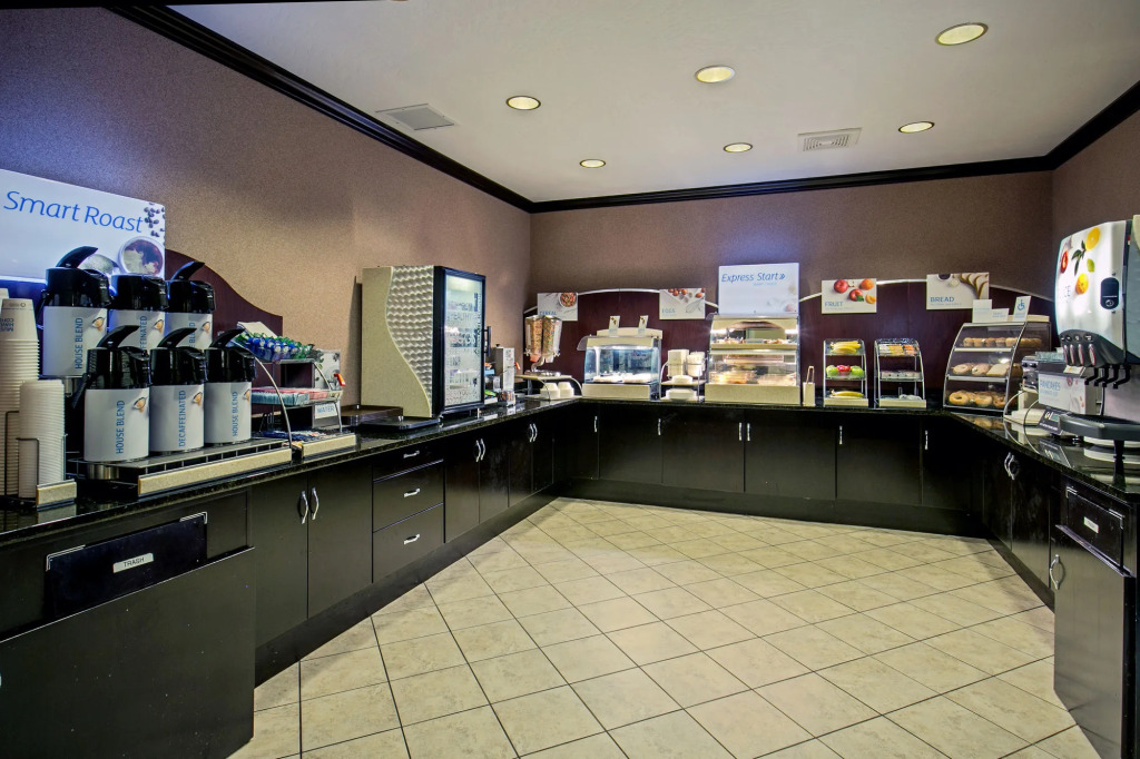 Holiday Inn Express & Suites - Green Bay East by IHG