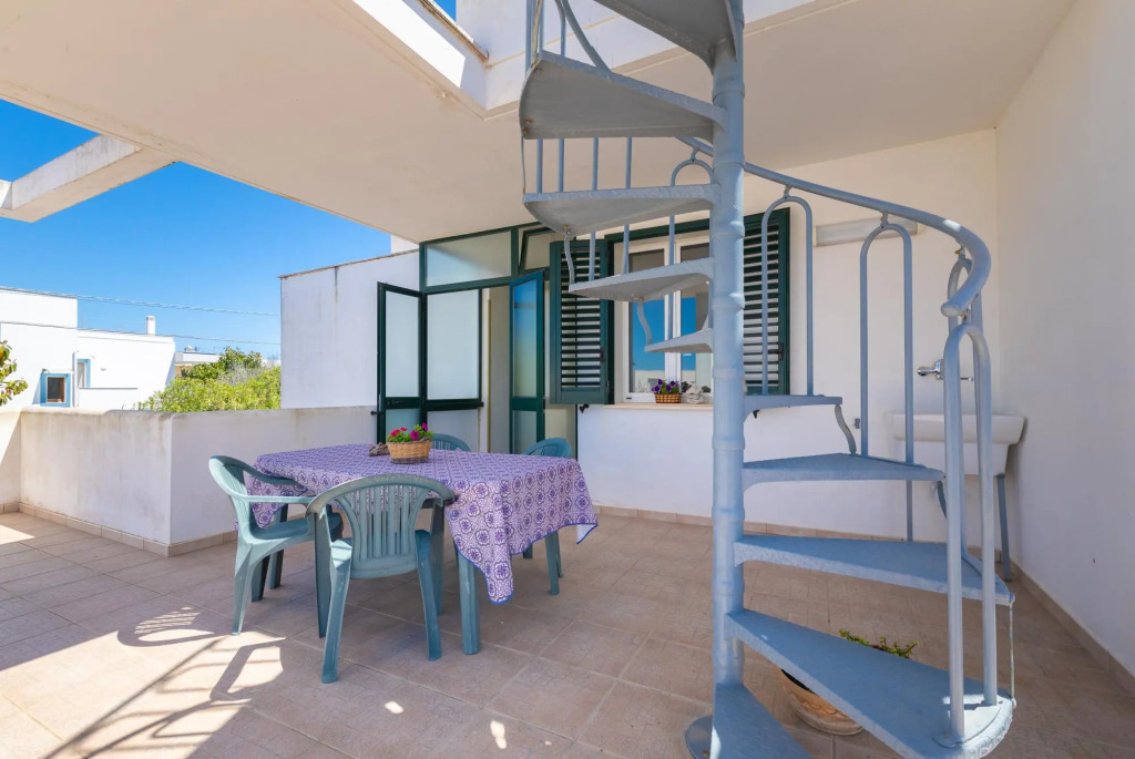 Comfortable house with large terrace for outdoor dining in San Foca just 100 meters from the sea-Casadoni