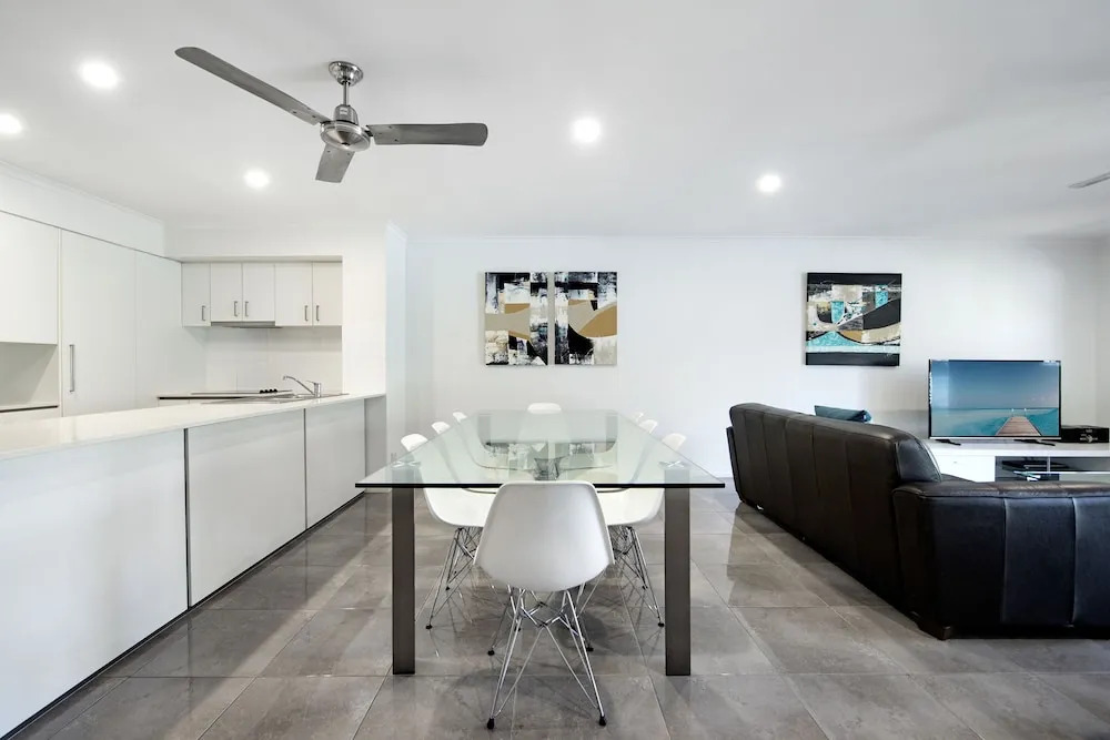 Diamond Beach 3 Bedroom Poolside Apartment - 34