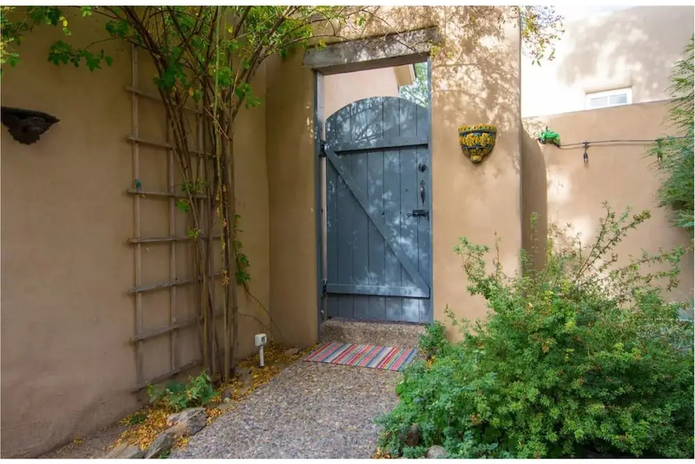 Buenas Noches - Quintessential Eastside Getaway With Spacious Patio, Two Kiva Fireplaces, Walk to Canyon Rd. and the Plaza