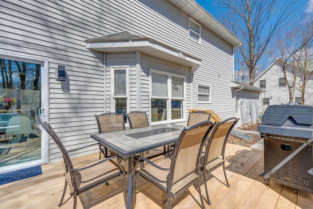 Chic Coolbaugh Township Getaway w/ Hot Tub!