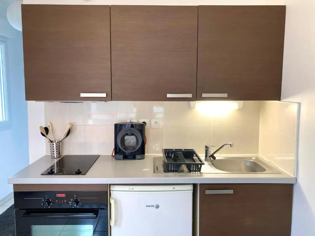 Studio 2 étoiles, wifi, proche commerces, A9, transports, plages