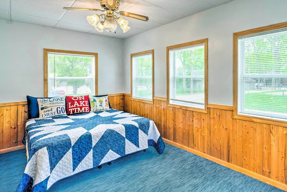 Historic Cabin Retreat: Steps to Okoboji Lake