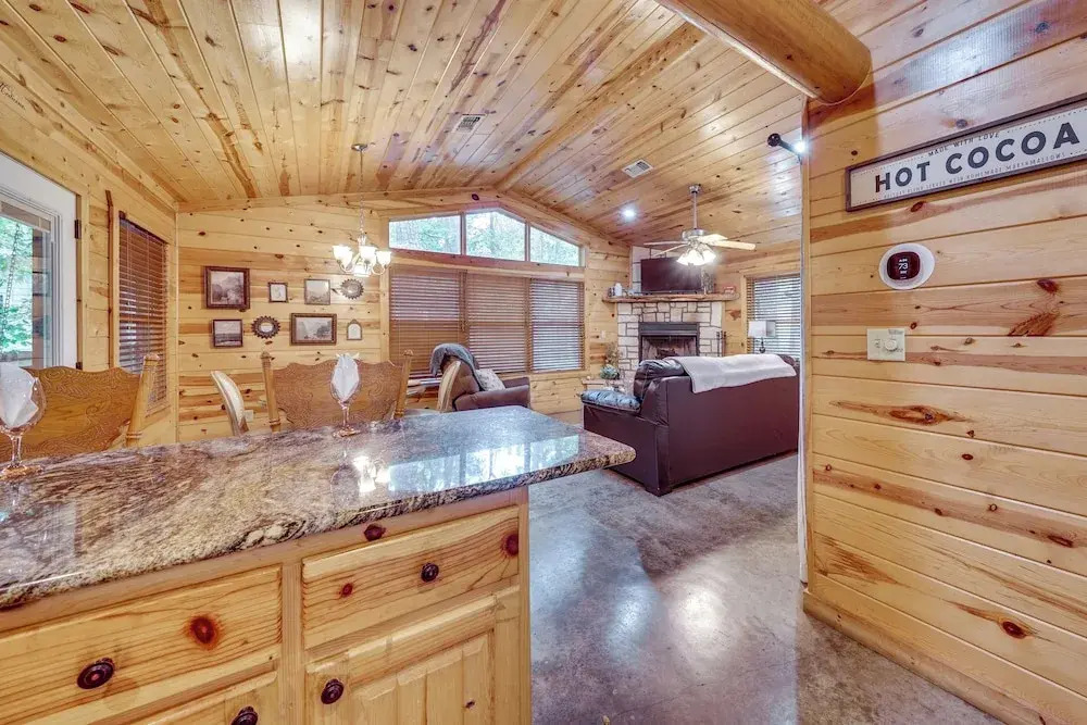 Hot Tub & Deck: Broken Bow 'azalea House'