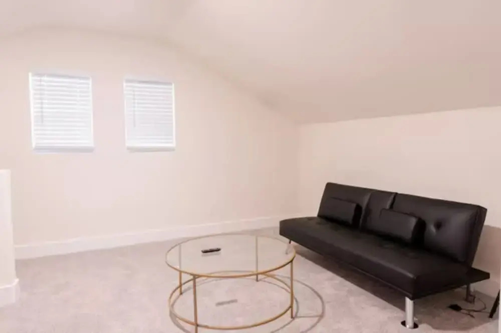 Spacious 6 Bed House Airport Pet Friendly AFB