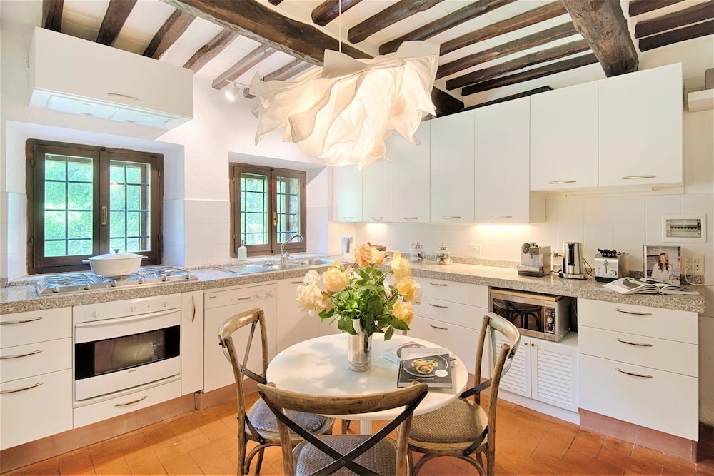 Villa in Castellina w. Pool, Garden & Winery