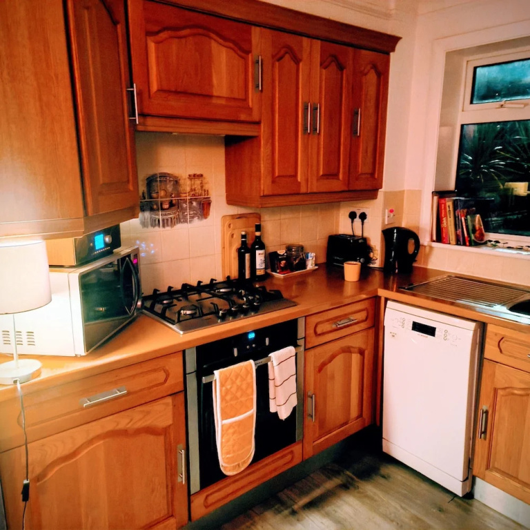 Private Entire House - 3 Bedrooms, Garden, Parking