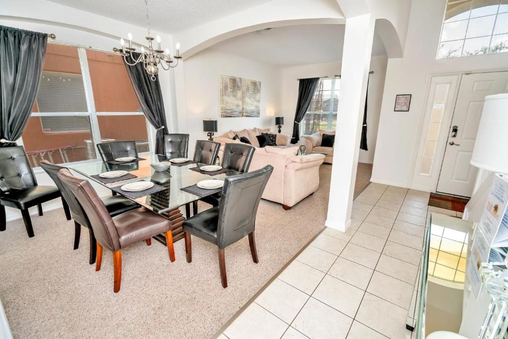 Disney Dream with Hot Tub, Pool, Xbox, Games Room, Lakeview, 10 min to Disney, Clubhouse
