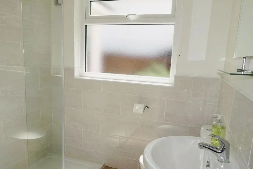 15 Churchfields - Bungalow with Estuary Views and Parking